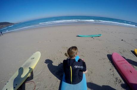 Surfear en Galicia o el reto de ponerse en pie en una tabla Estefanía y su tabla, antes de empezar el curso surfear en Galicia