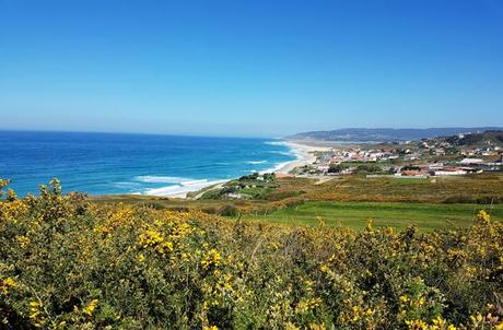 Surfear en Galicia o el reto de ponerse en pie en una tabla Vista de la playa de Razo desde el sendero que lleva a Santa Mariña