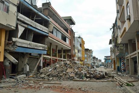 Cosiendo el dolor emocional: un año del terremoto en Ecuador F:\FOTOGRAFIAS\ECUADOR\+Fotos Ecuador Mayo\+DSC_0226.JPG