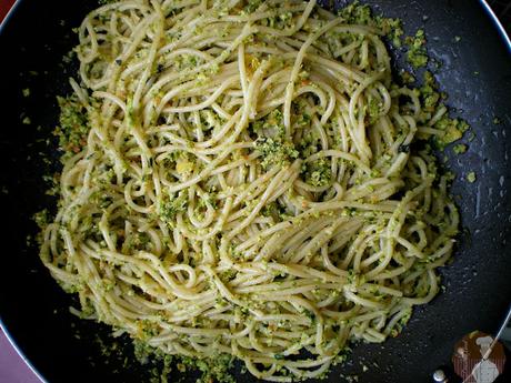 Espaguetis con pesto de brócoli y limón