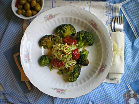 Espaguetis con pesto de brócoli y limón