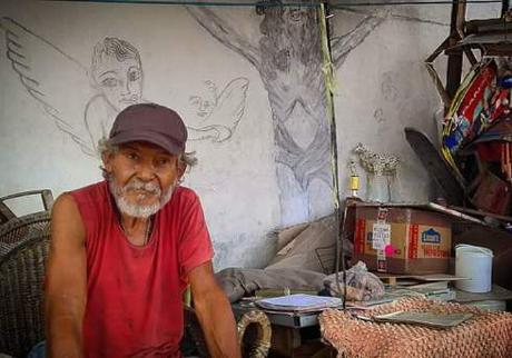 Alberto Alvarado, el artista que vive en su propia instalación de arte en la calle. FB_IMG_1493690993454