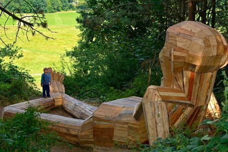 Este artista construye impresionantes gigantes con madera reciclada a las afueras de Copenhague Este artista construye impresionantes gigantes con madera reciclada a las afueras de Copenhague
