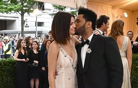 Así de románticos se mostraron Selena Gómez y The weekend en la Met Gala (FOTOS)