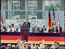 Ronald Reagan frente al Muro de Berlín
