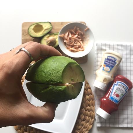 Recetas fáciles: Hamburguesa de aguacate rellena de cangrejo