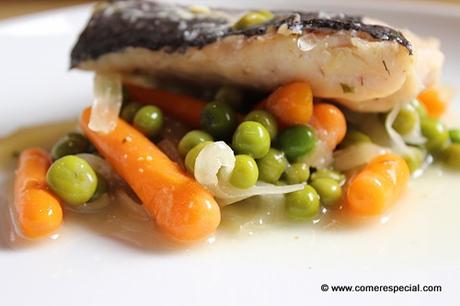 Receta sencilla de merluza con verduras al vino blanco