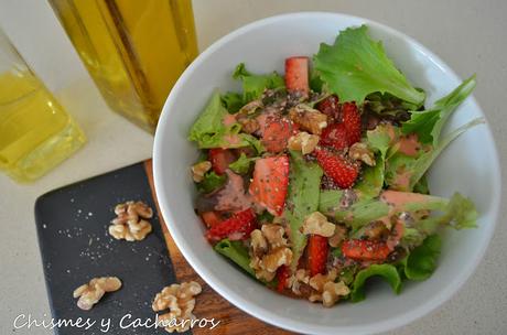 Ensalada de brotes tiernos con vinagreta de fresas.