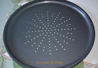 Pizza con cebolla caramelizada, jamón y mozzarella Pizza con cebolla caramelizada, jamón y mozzarella