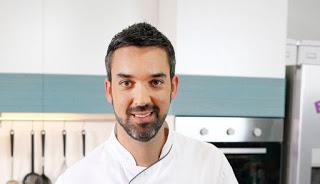 Pizza con cebolla caramelizada, jamón y mozzarella Pizza con cebolla caramelizada, jamón y mozzarella