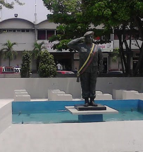 Tumban estatua de Chávez en Zulia
