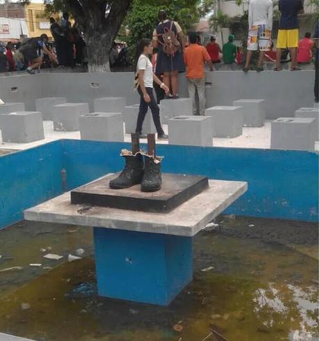 Tumban estatua de Chávez en Zulia