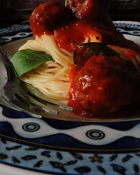 Los meat balls con salsa de tomate que van bien con tantas cosas. (y lo mejor de todo es una barra de pan caliente)