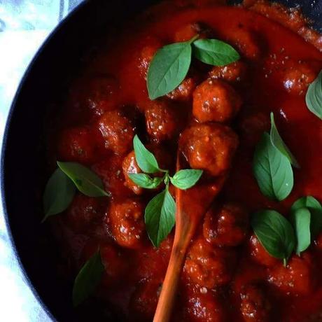 Los meat balls con salsa de tomate que van bien con tantas cosas. (y lo mejor de todo es una barra de pan caliente)