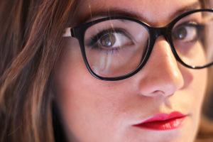 Maquillajegafasdetalle 8 ‘must’ de maquillaje para chicas con gafas