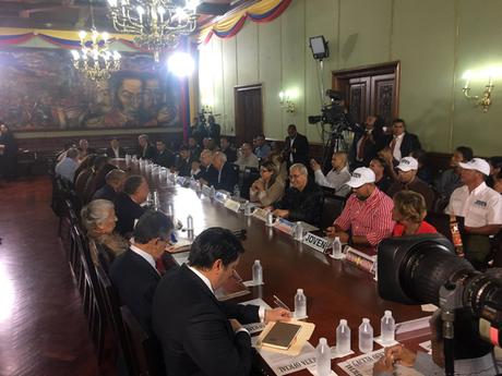17 partidos de #oposición se reúnen en Miraflores con Comisión Presidencial para la #Constituyente #Venezuela 17 partidos de #oposición se reúnen en Miraflores con Comisión Presidencial para la #Constituyente #Venezuela