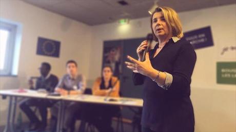 Muere #diputada francesa cuando pronunciaba discurso a favor de Macron #Francia Muere #diputada francesa cuando pronunciaba discurso a favor de Macron #Francia