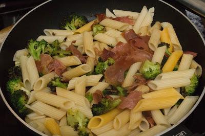 Macarrones con jamón, brócoli y salsa asíatica de curry