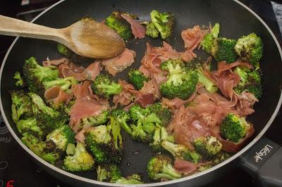 Macarrones con jamón, brócoli y salsa asíatica de curry