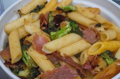 Macarrones con jamón, brócoli y salsa asíatica de curry