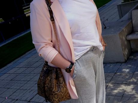 look talla grande con pantalones Jogging chandal gris de asos curves con blazer rosa zapatos nude camiseta basica bolso python