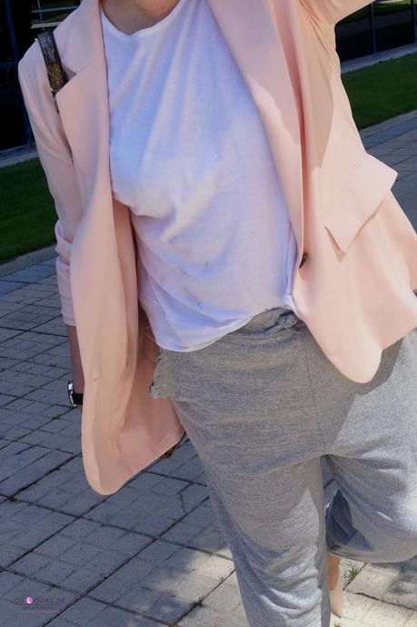 look talla grande con pantalones Jogging chandal gris de asos curves con blazer rosa zapatos nude camiseta basica bolso python