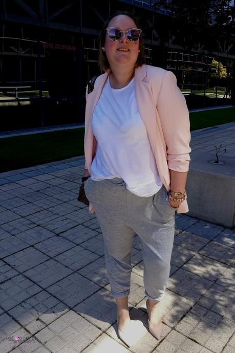 look talla grande con pantalones Jogging chandal gris de asos curves con blazer rosa zapatos nude camiseta basica bolso python