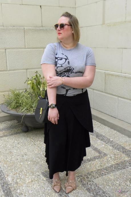 look talla grnade culottes de volantes de asos curves con camiseta gris y zapatos nude de lazos de zara con bolso negro chloe de aliexpress outfit de primavera