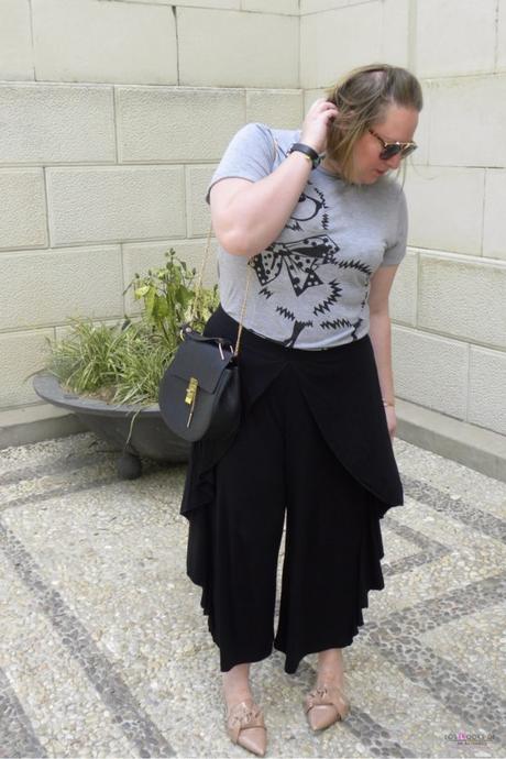 look talla grnade culottes de volantes de asos curves con camiseta gris y zapatos nude de lazos de zara con bolso negro chloe de aliexpress outfit de primavera