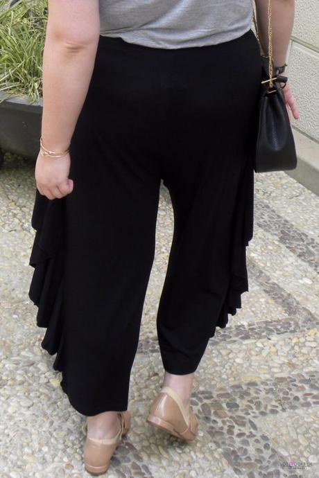 look talla grnade culottes de volantes de asos curves con camiseta gris y zapatos nude de lazos de zara con bolso negro chloe de aliexpress outfit de primavera