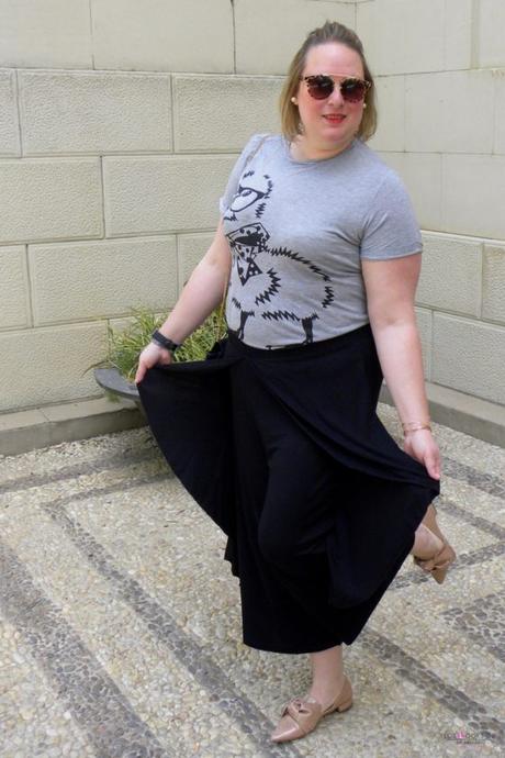 look talla grnade culottes de volantes de asos curves con camiseta gris y zapatos nude de lazos de zara con bolso negro chloe de aliexpress outfit de primavera