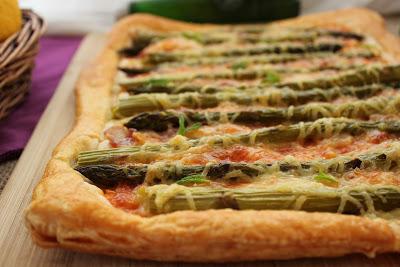 RECETA - Tarta de Hojaldre con Espárragos, Bacón y Queso RECETA - Tarta de Hojaldre con Espárragos, Bacón y Queso
