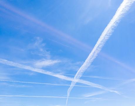 Cuando el viento juega con las estelas de los aviones