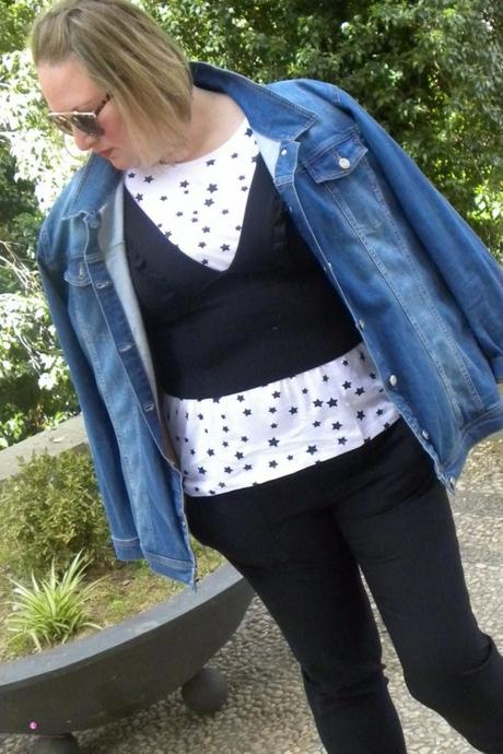 look con camiseta con estrellas negras de zara top con volantes de zara pantalon capri negro de zara sneakers y chaqueta vaquera para un outfit de primavera