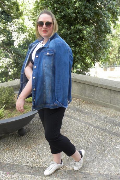 look con camiseta con estrellas negras de zara top con volantes de zara pantalon capri negro de zara sneakers y chaqueta vaquera para un outfit de primavera