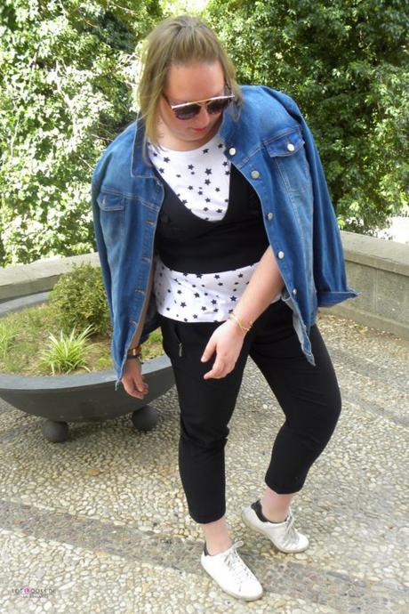 look con camiseta con estrellas negras de zara top con volantes de zara pantalon capri negro de zara sneakers y chaqueta vaquera para un outfit de primavera