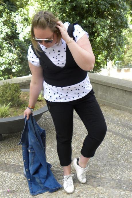 look con camiseta con estrellas negras de zara top con volantes de zara pantalon capri negro de zara sneakers y chaqueta vaquera para un outfit de primavera