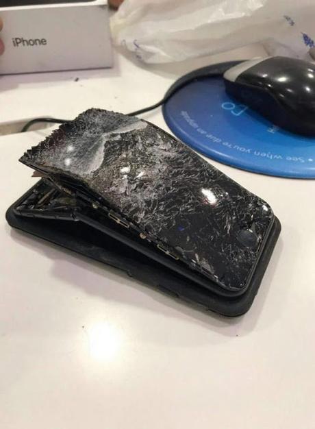 Un #iPhone7 explota y su dueño sufre una fuerte hemorragia en la mano #Smartphone Un #iPhone7 explota y su dueño sufre una fuerte hemorragia en la mano #Smartphone