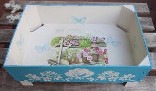 Reciclar una caja de fresas con Decoupage y poco mas.