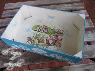 Reciclar una caja de fresas con Decoupage y poco mas.