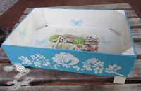 Reciclar una caja de fresas con Decoupage y poco mas.