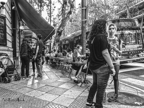 B&N. Gente en una esquina conversando