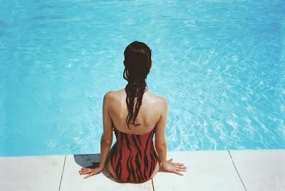 Tomando el sol en la piscina