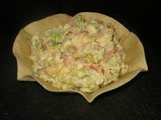 ENSALADA DE SURIMI CON BOL COMESTIBLE