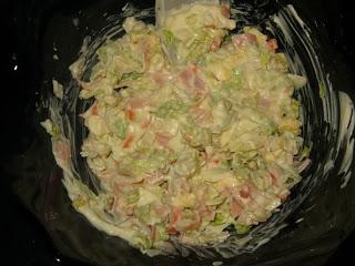 ENSALADA DE SURIMI CON BOL COMESTIBLE