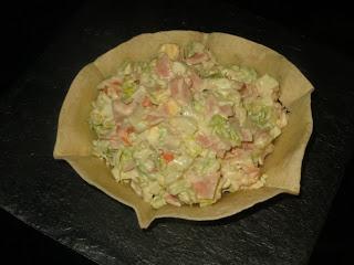 ENSALADA DE SURIMI CON BOL COMESTIBLE