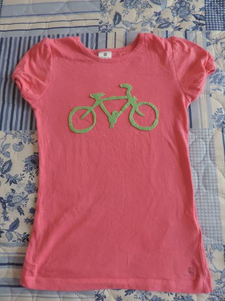 CAMISETA DE NIÑA DECORADA CON BICICLETA EN FIELTRO