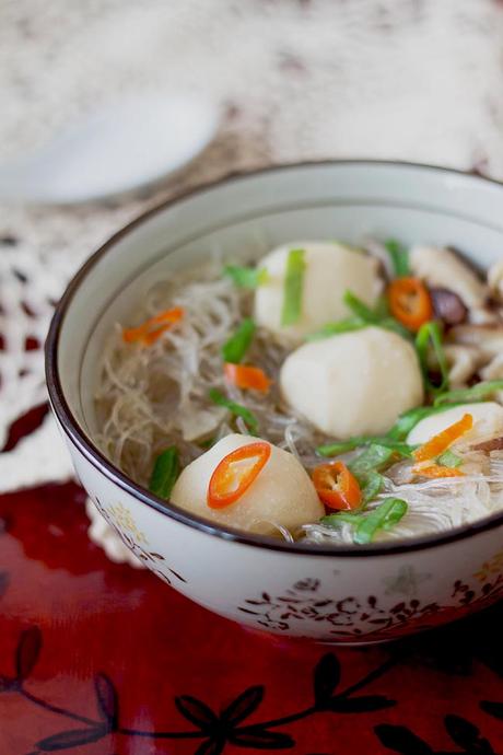Sopa asiática con albóndigas de pescado