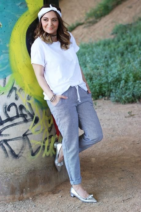 Con pantalones de rayas Con pantalones de rayas