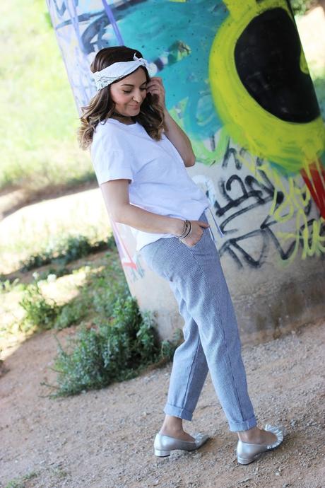 Con pantalones de rayas Con pantalones de rayas